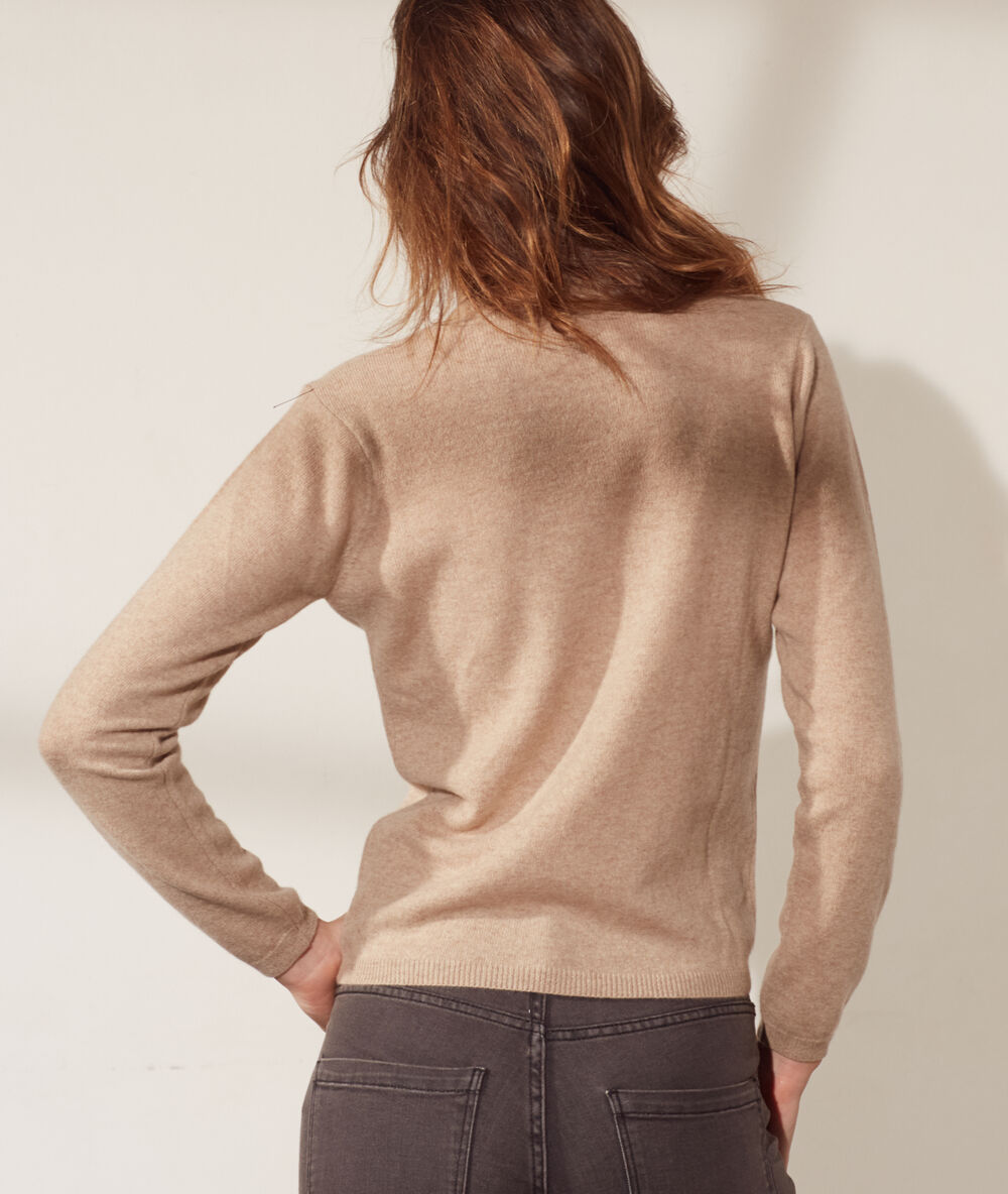 Pull col roul&eacute; en cachemire camel.