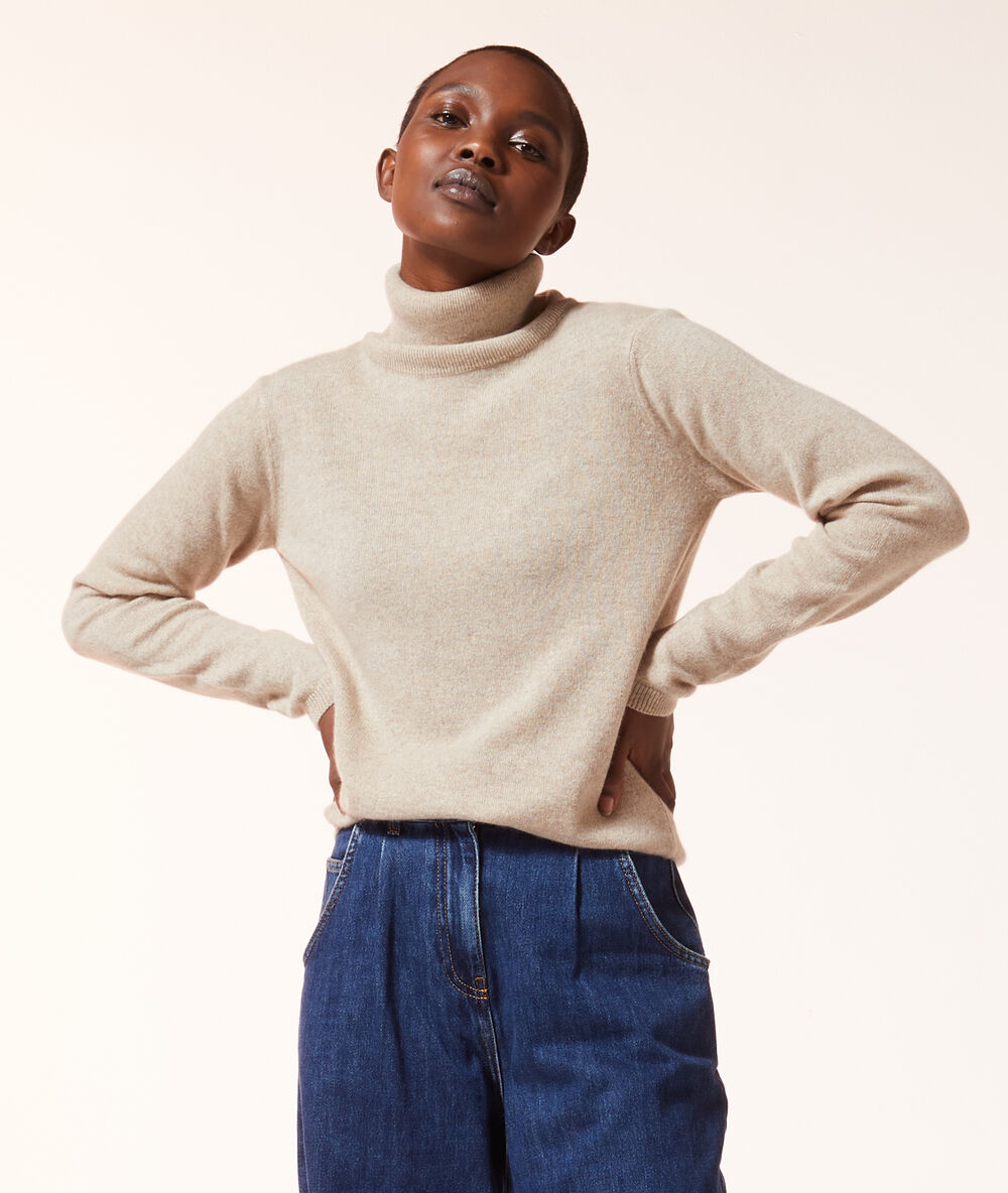 Pull col roul&eacute; en cachemire camel.