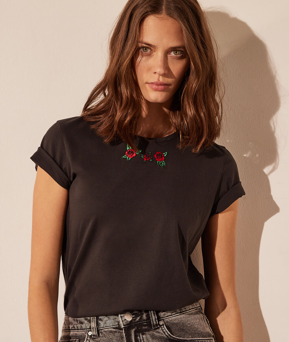 T-shirt avec roses brod&eacute;es noir.
