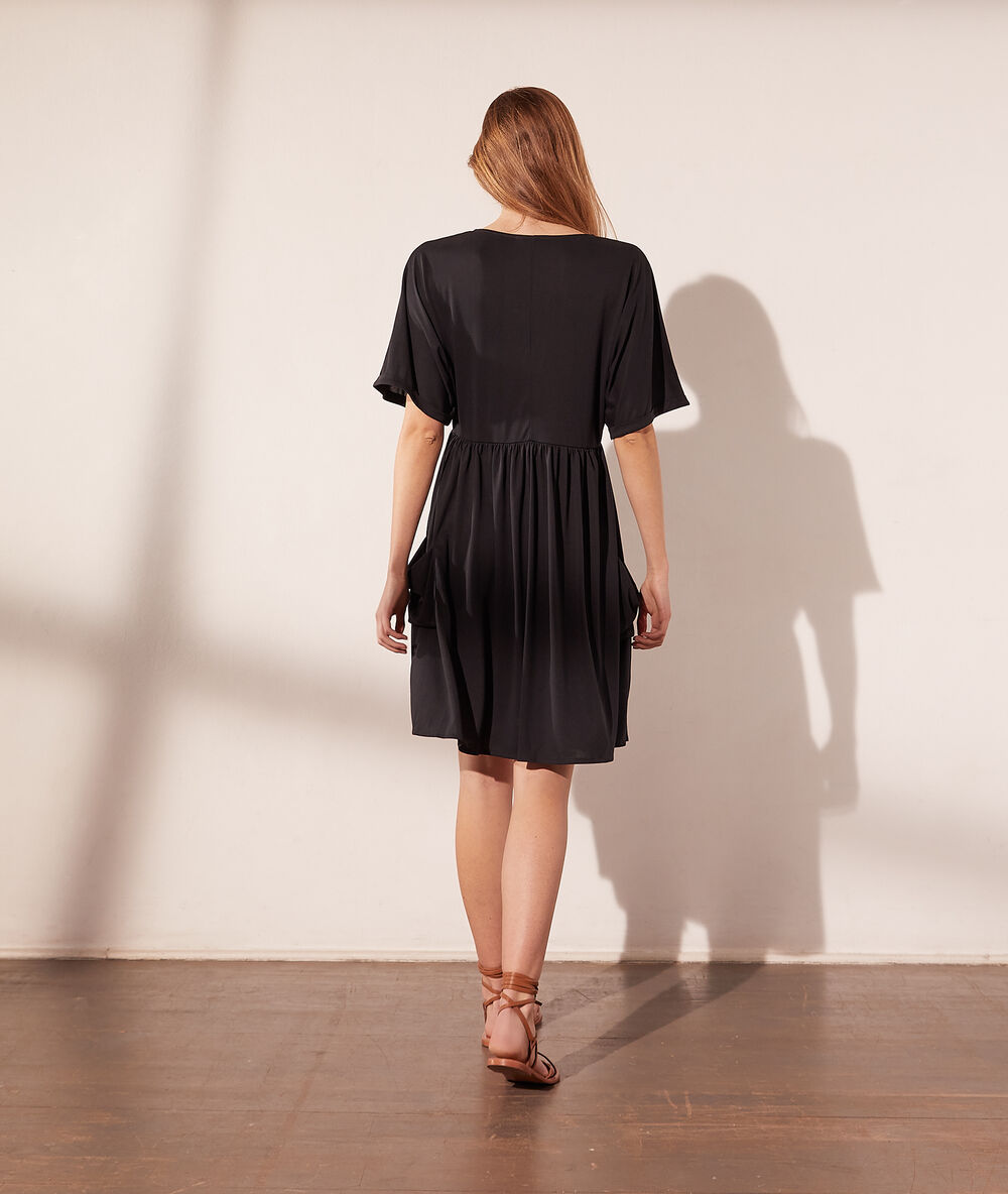 Robe ample avec poches noir.