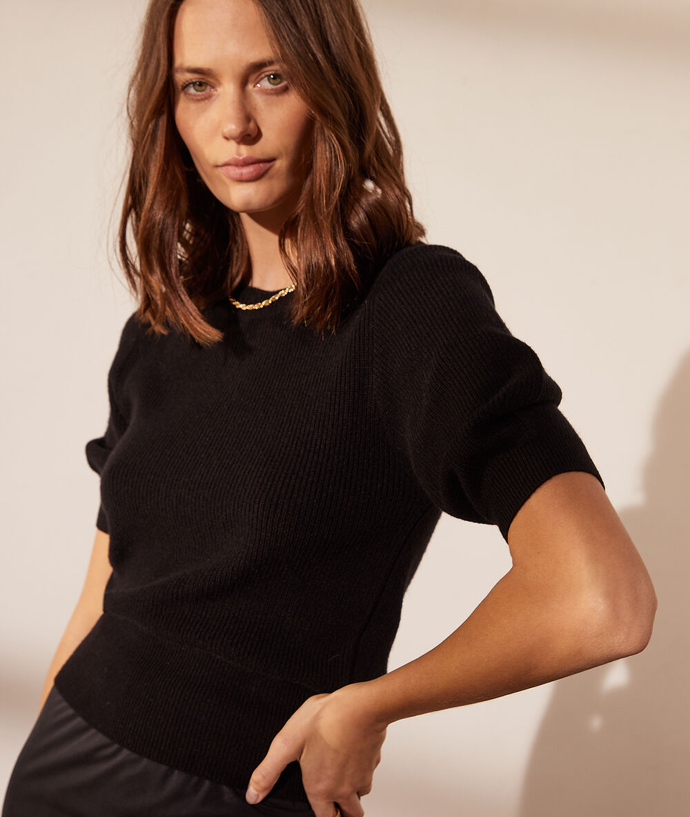 Pull en maille, manches ballon noir.