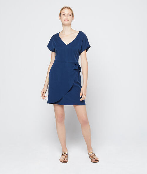 Vestido cruzado anudado de tencel azul.