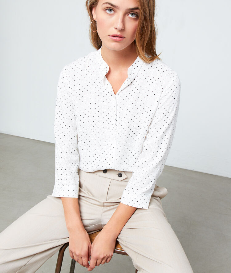 Round neck shirt in dots off white.