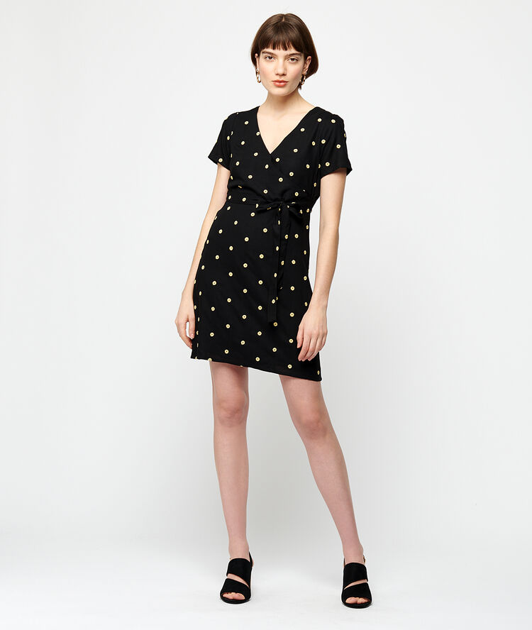 Vestido cruzado anudado negro.