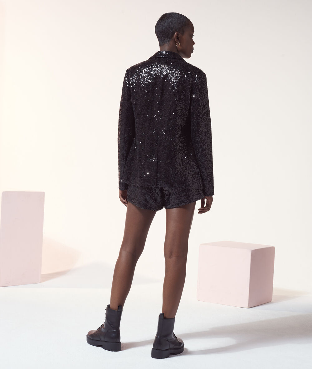 Veste de tailleur en sequins noir.
