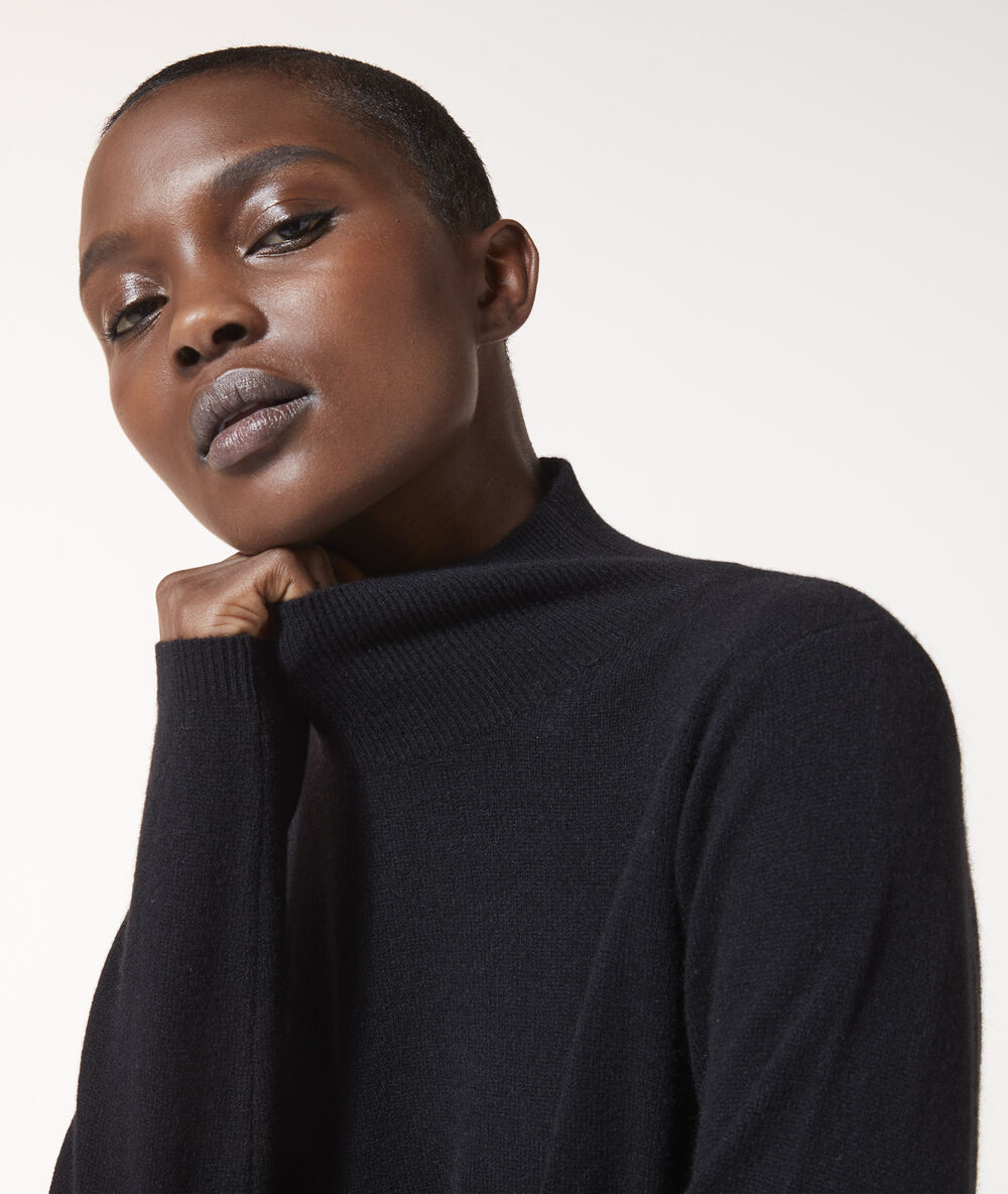 Robe-pull en cachemire noir.