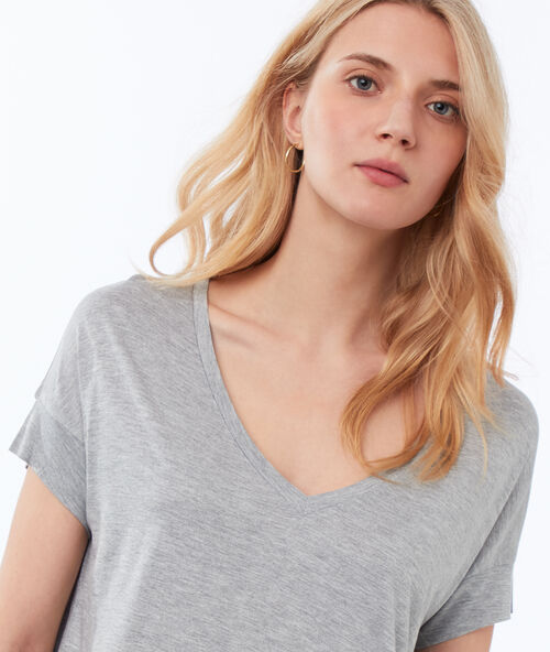 V-neck t-shirt light gray.