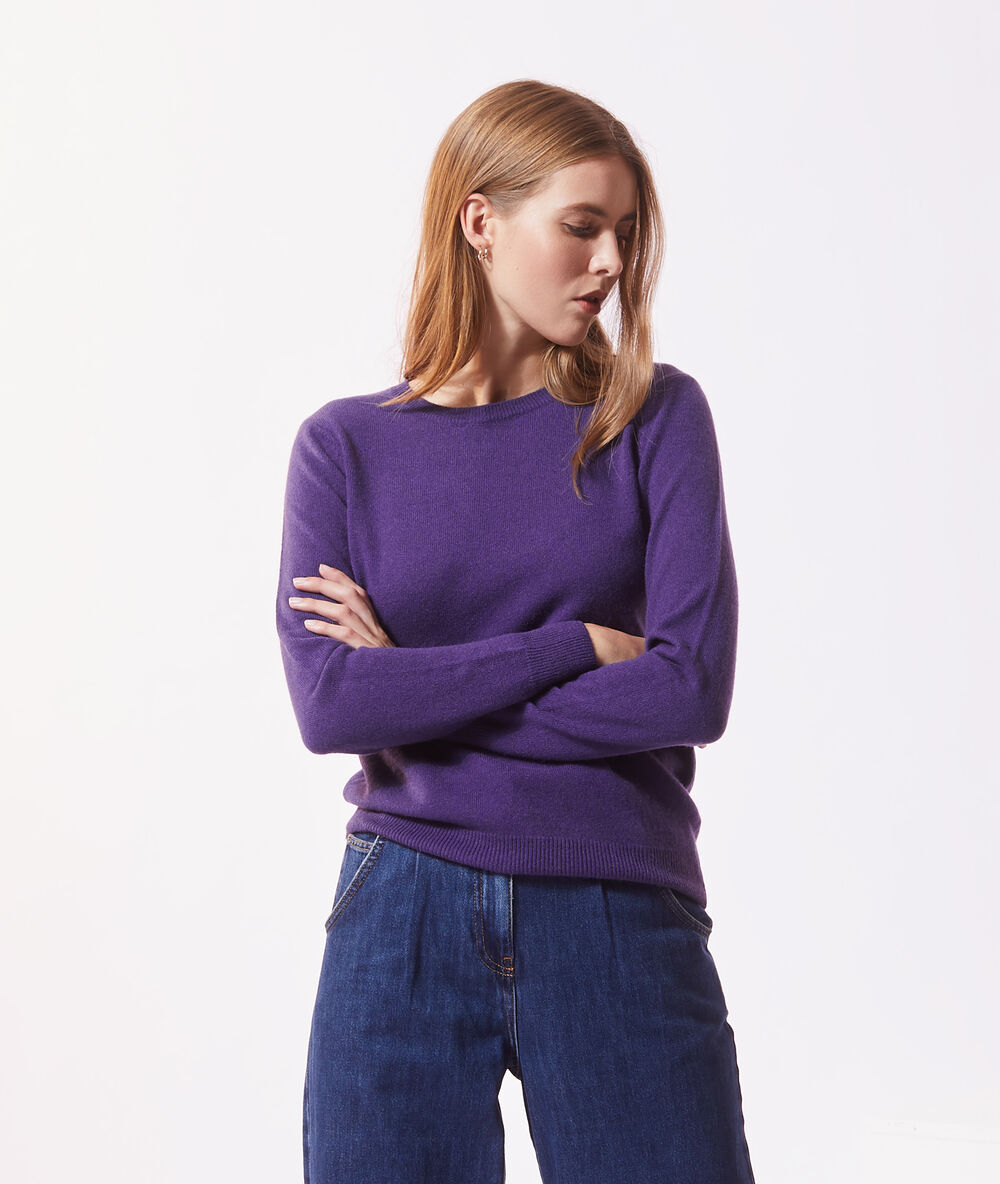 Pull col rond en cachemire ultraviolet.