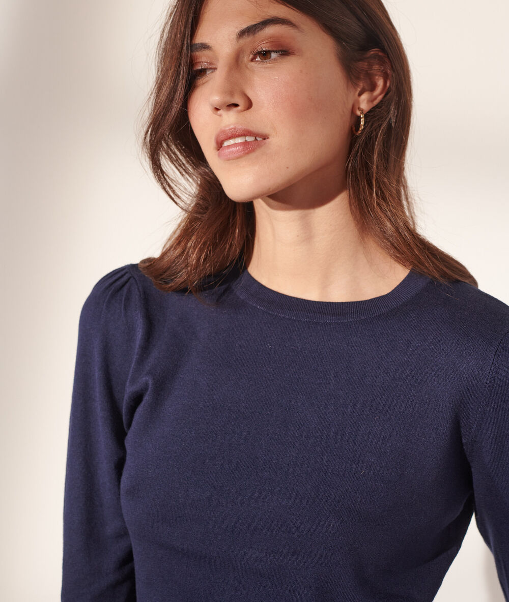 Crew neck jumper in a fine knit navy.