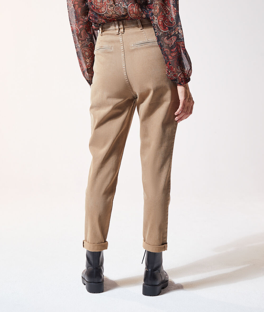 Peg trousers tobacco.