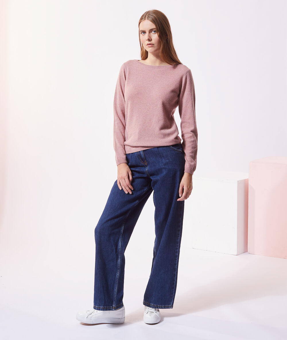 Pull col bateau en cachemire vieux rose.