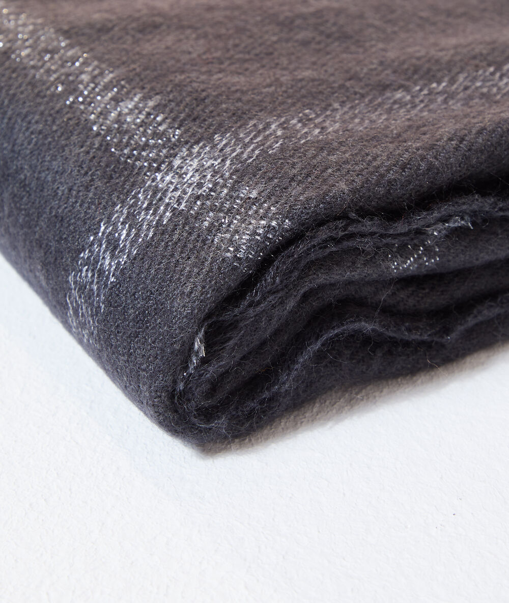 Plaid scarf in check anthracite.