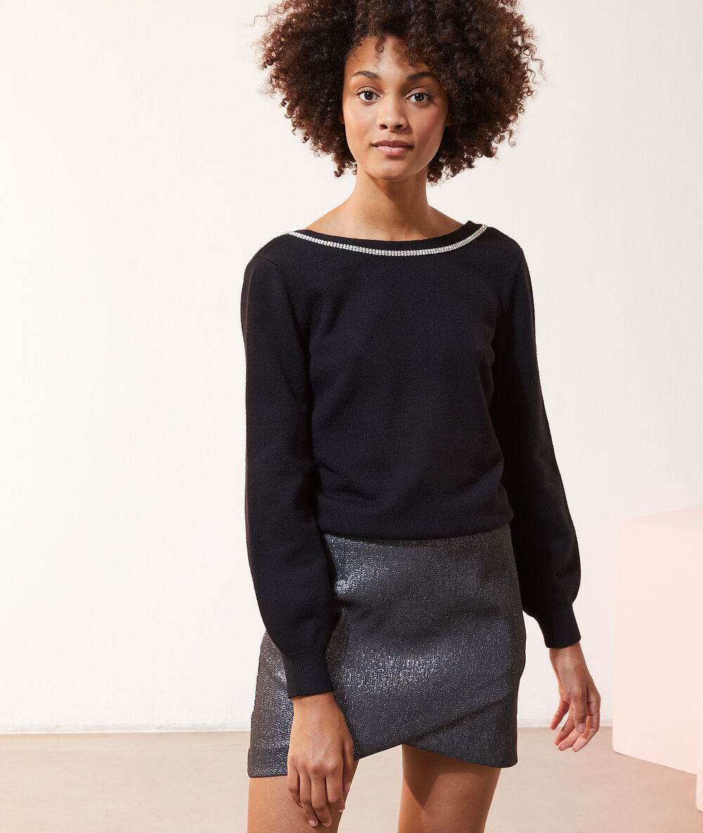 Pull d&eacute;tails strass dos d&eacute;collet&eacute; noir.