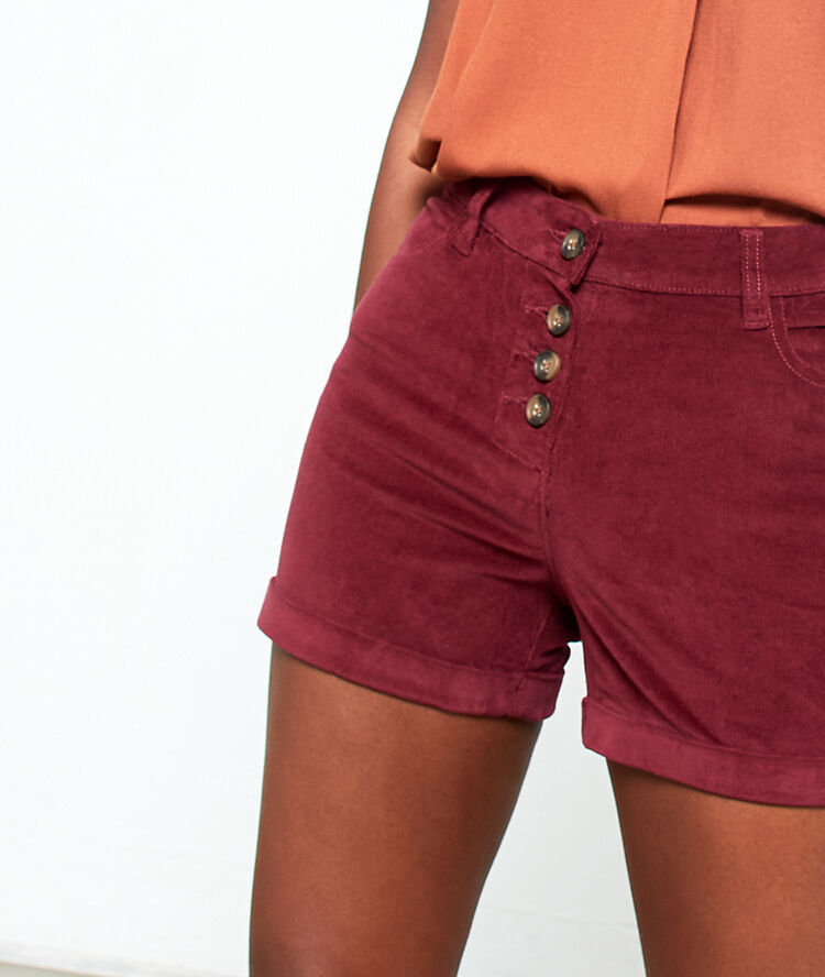 Velvet look shorts burgundy.