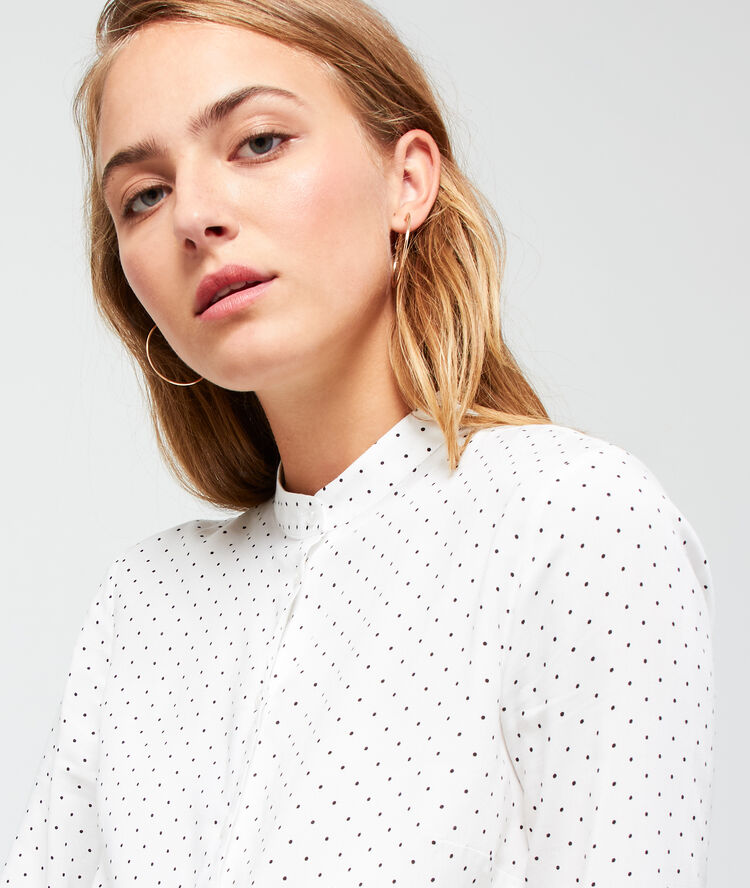 Round neck shirt in dots off white.