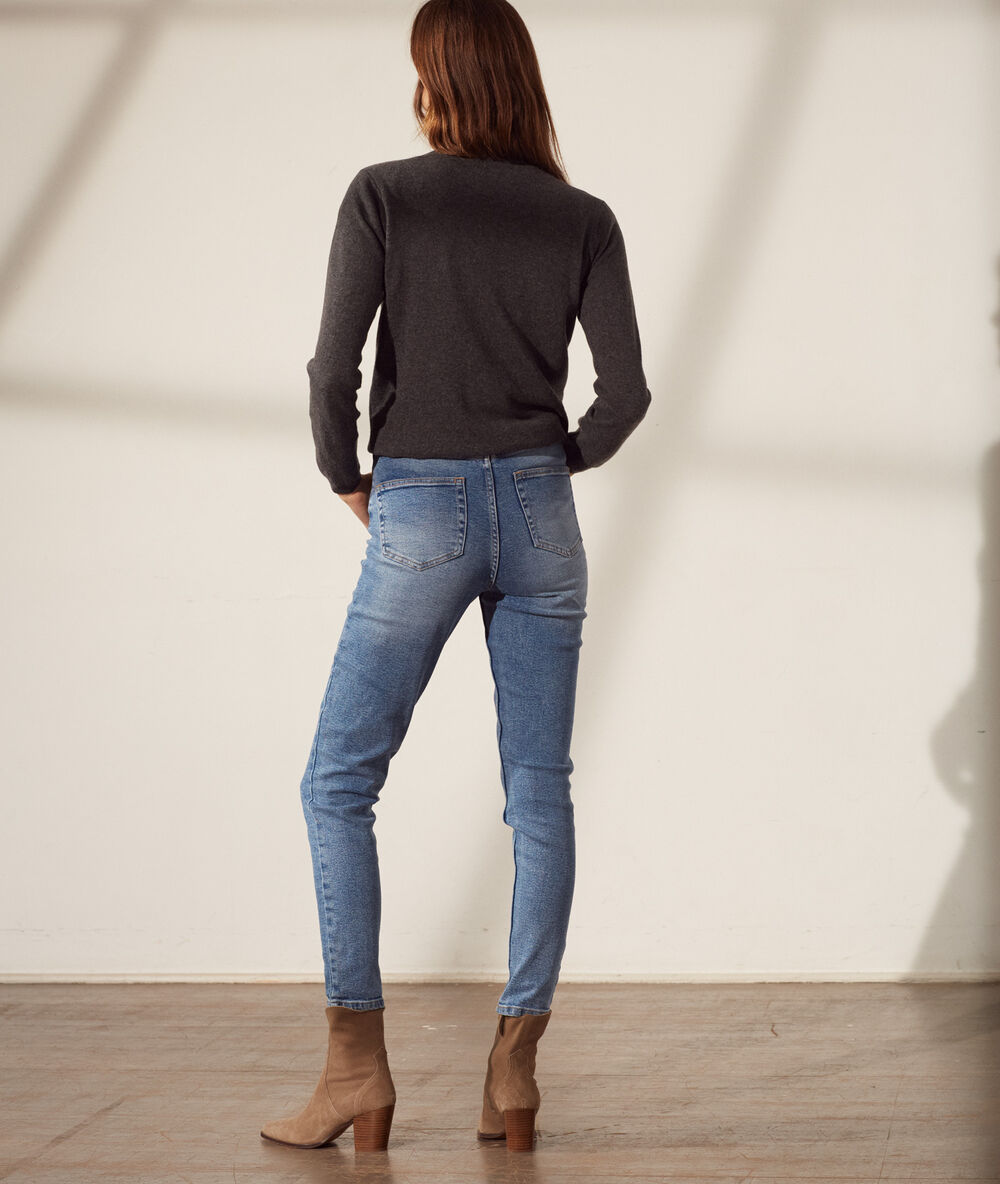 Pull col roul&eacute; en cachemire gris chine clair.