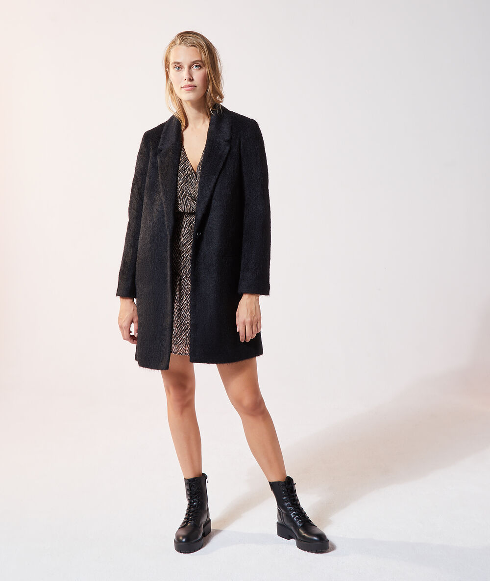 Manteau droit fausse fourrure noir.