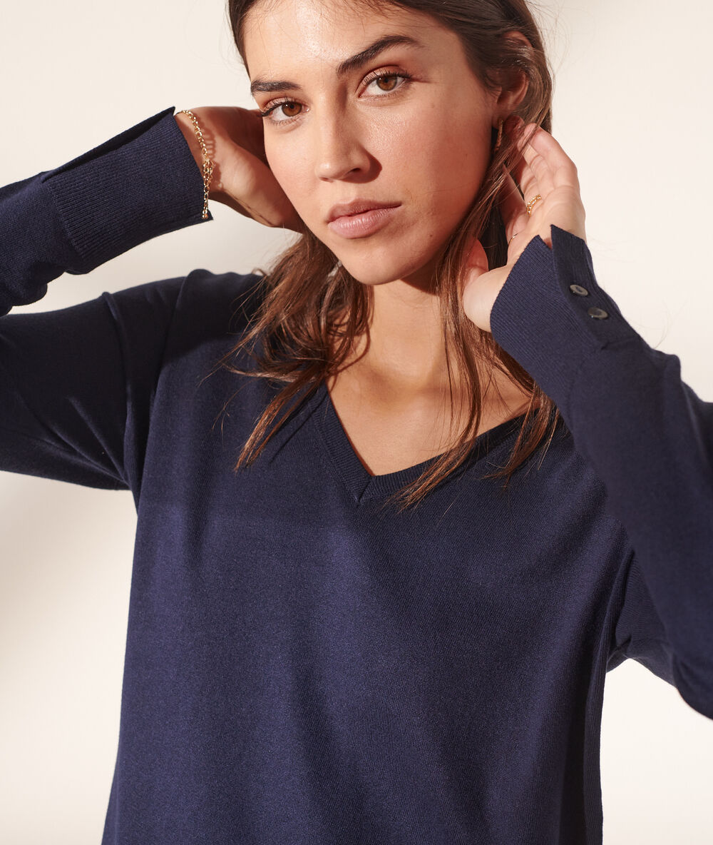 V neck jumper in a fine knit navy.