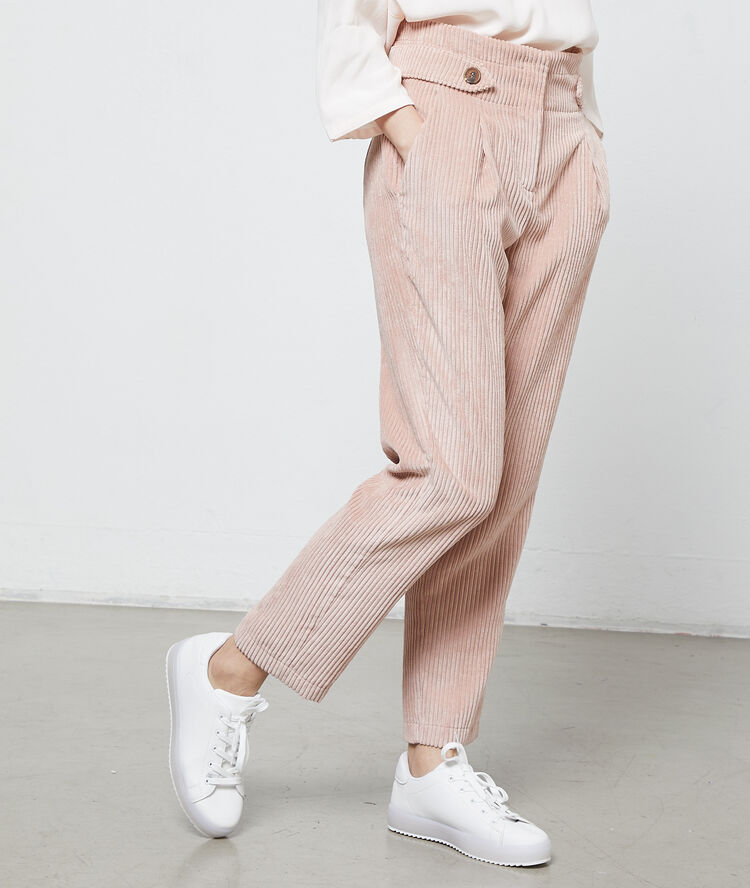 Pantalon carotte en velours côtelé nude.