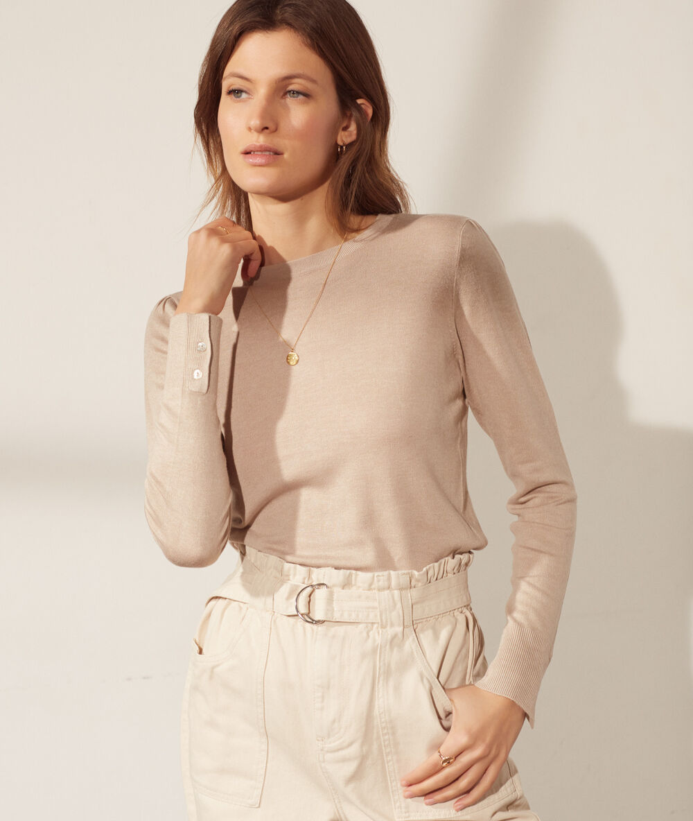 Crew neck jumper in a fine knit beige.