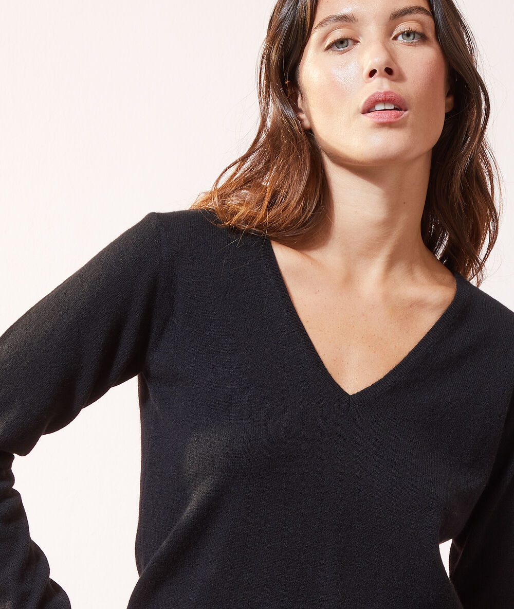 V neck cashmere jumper black.