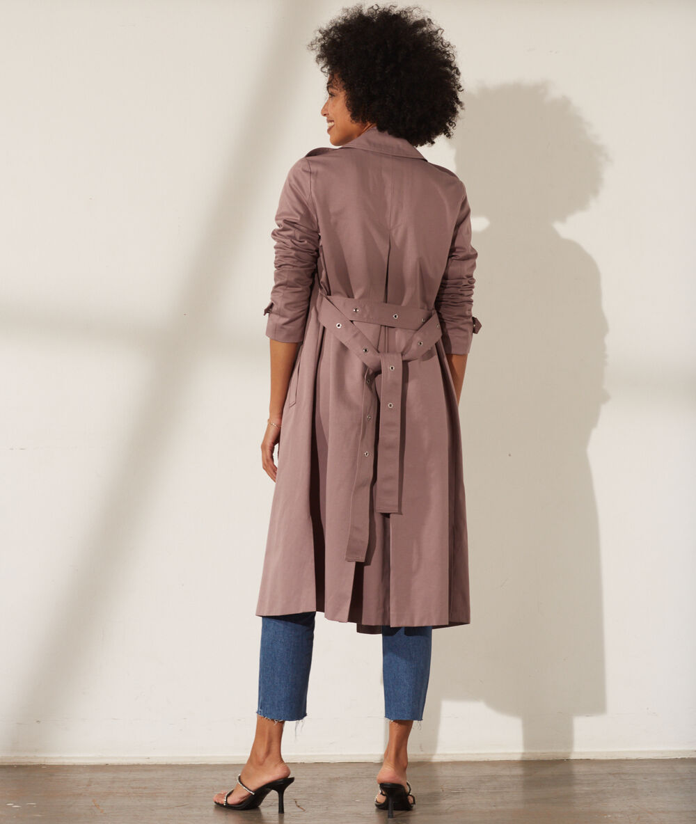 Trench avec ceinture lilas.
