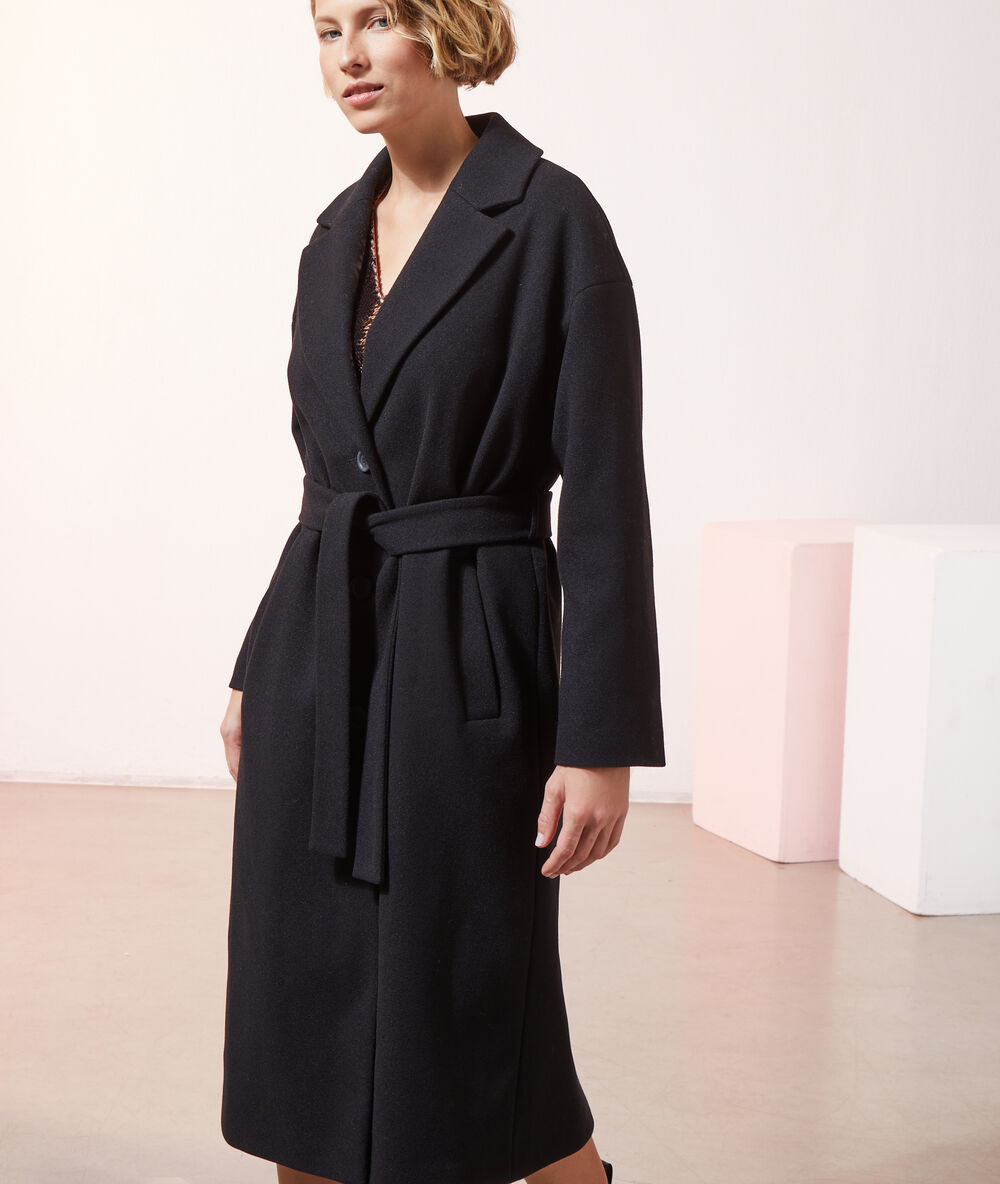 Manteau droit avec ceinture noir.