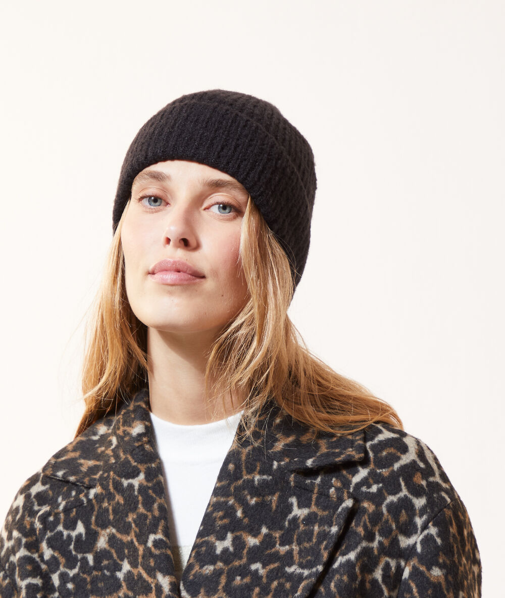 Bonnet en maille noir.