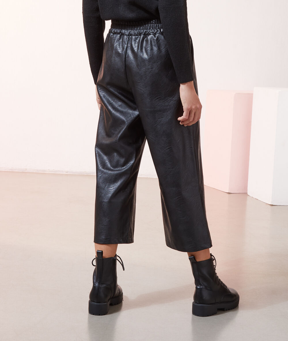 Pantacourt smock&eacute; &agrave; la taille effet cuir noir.