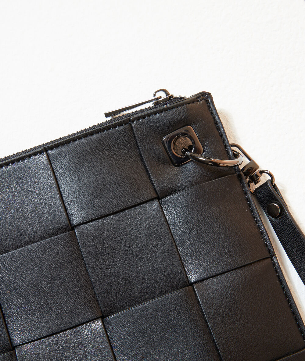 Sac pochette tress&eacute; noir.
