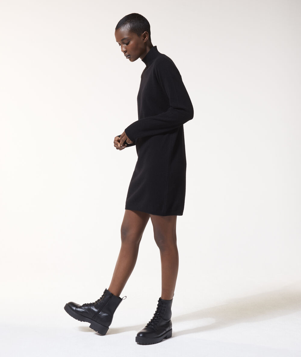 Robe-pull en cachemire noir.