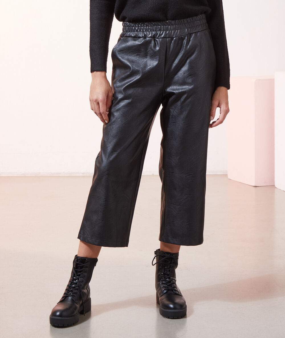 Pantacourt smock&eacute; &agrave; la taille effet cuir noir.