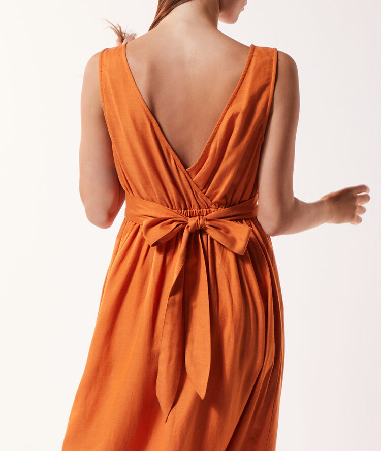 Robe longue cache-coeur dans le dos orange.