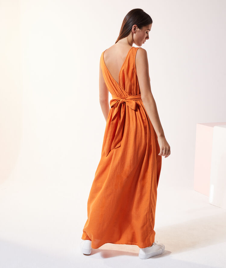 Robe longue cache-coeur dans le dos orange.