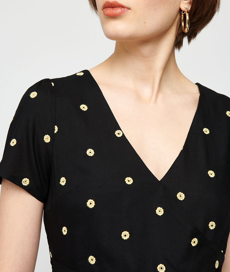 Vestido cruzado anudado negro.