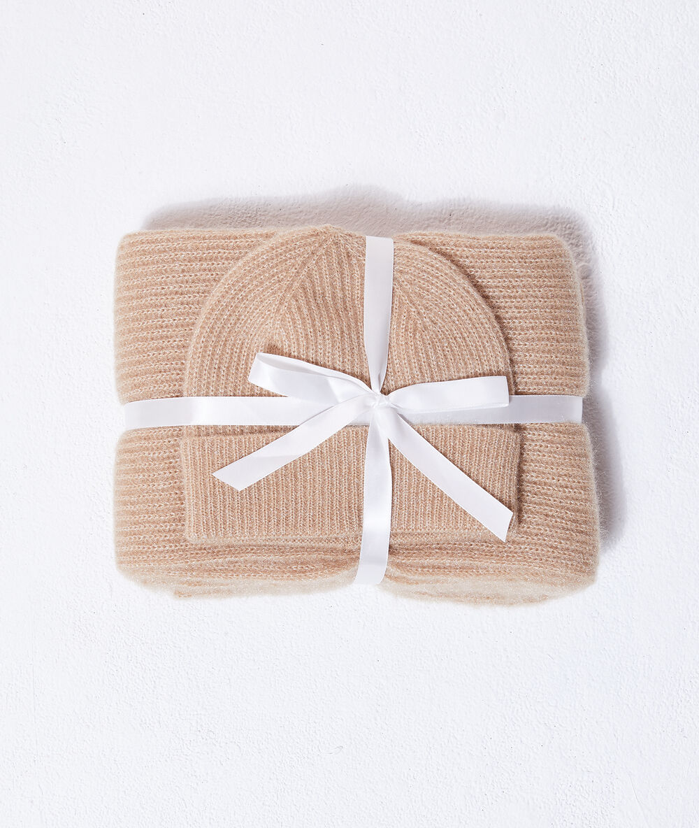 Ensemble bonnet et &eacute;charpe &agrave; fils m&eacute;tallis&eacute;s camel.