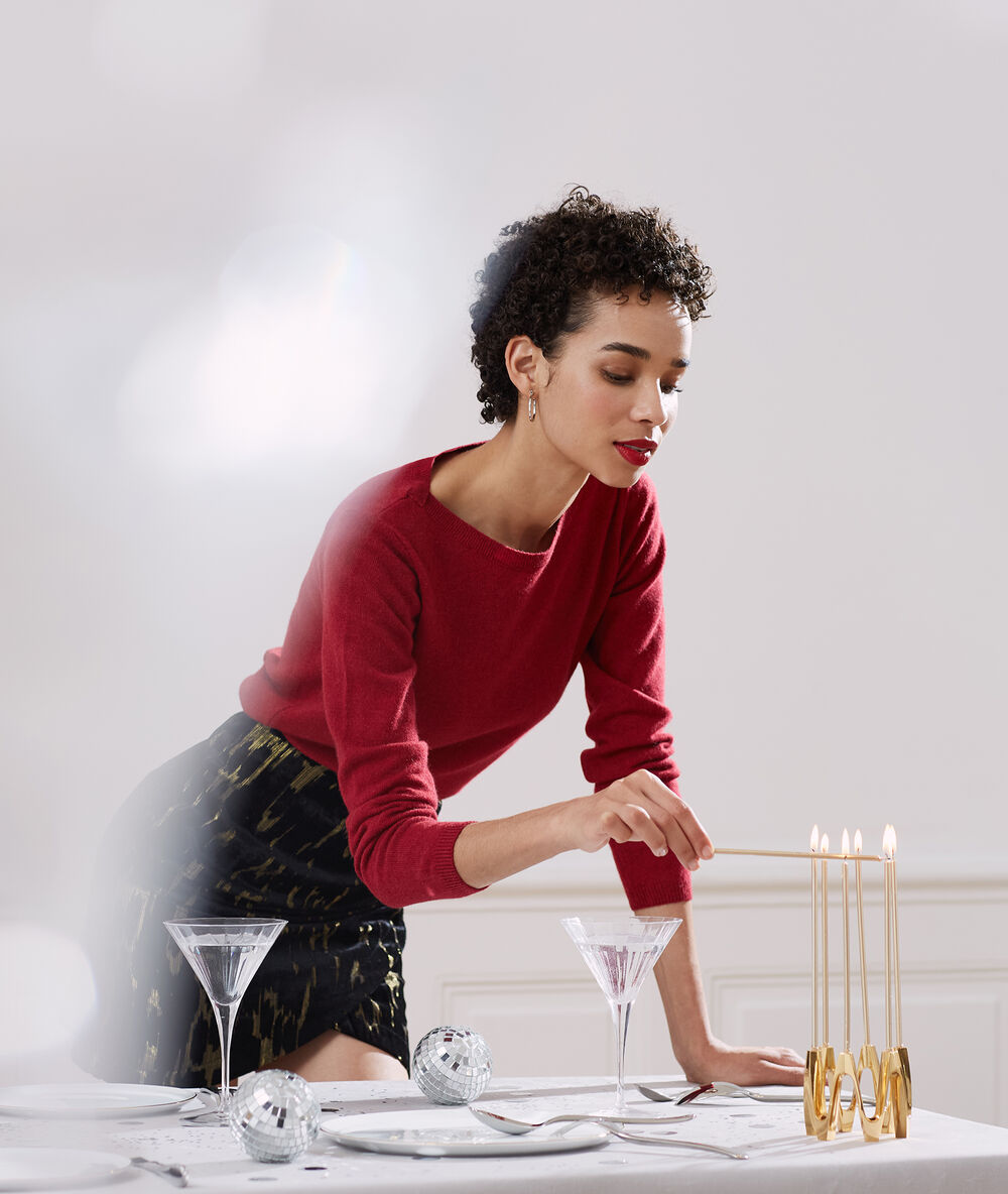 Pull col bateau en cachemire grenat.