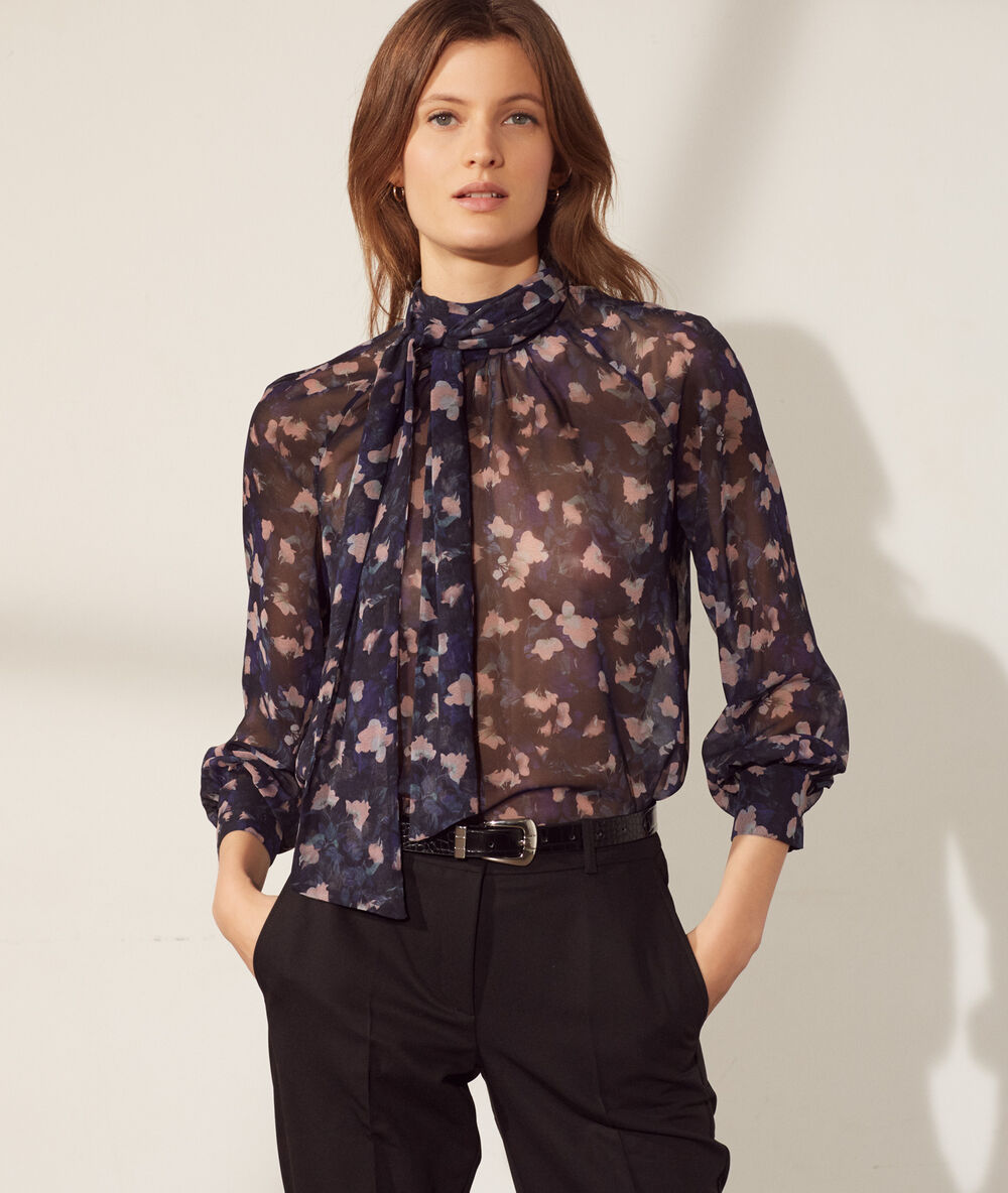 Blouse transparente col lavalli&egrave;re bleu marine.