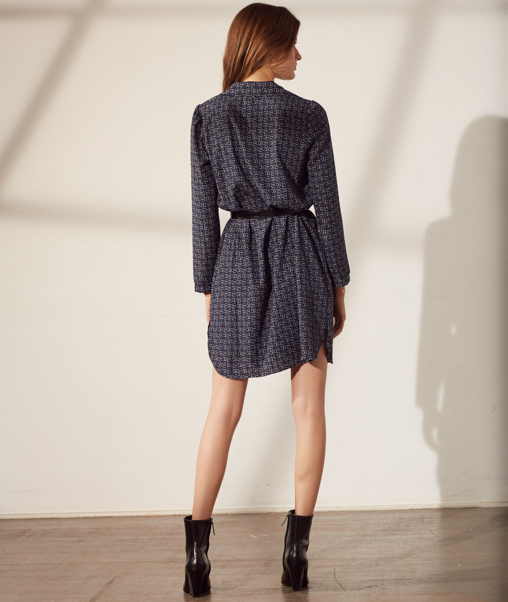 Robe chemise ceintur&eacute;e bleu marine.