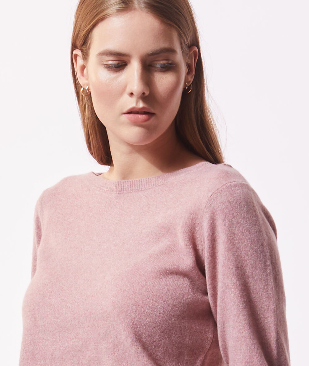 Pull col bateau en cachemire vieux rose.