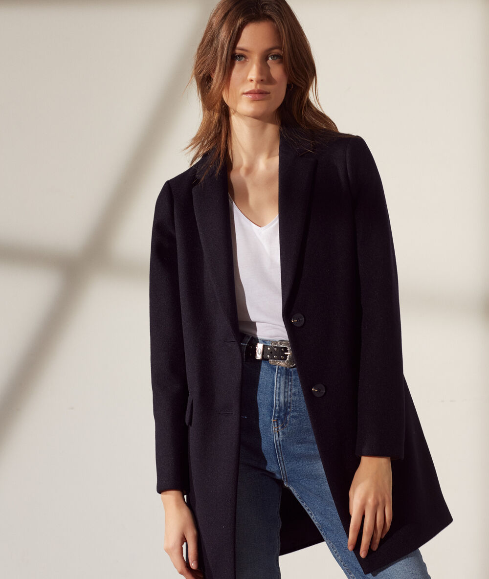 Straight-cut coat navy.