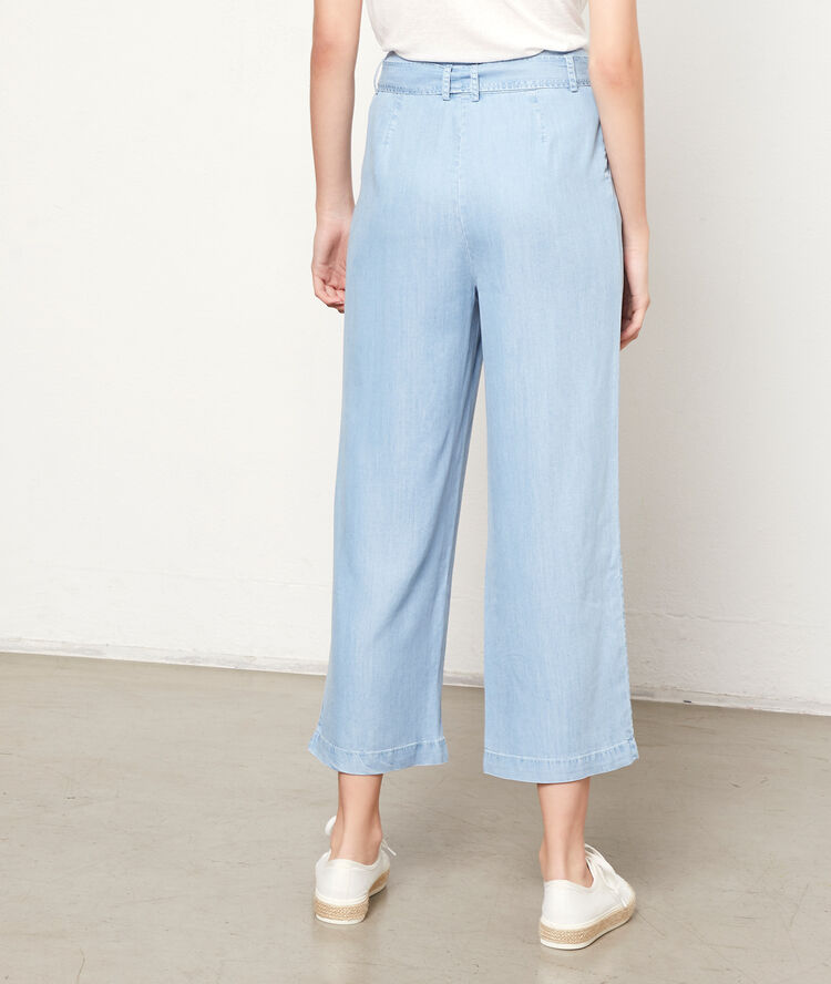 Wide leg jeans to tie bleach.