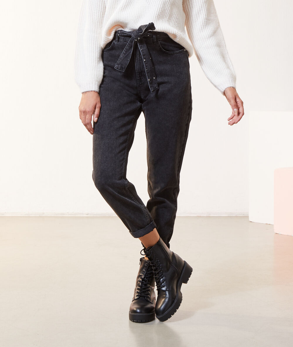 Jean ceintur&eacute; coupe carotte noir.