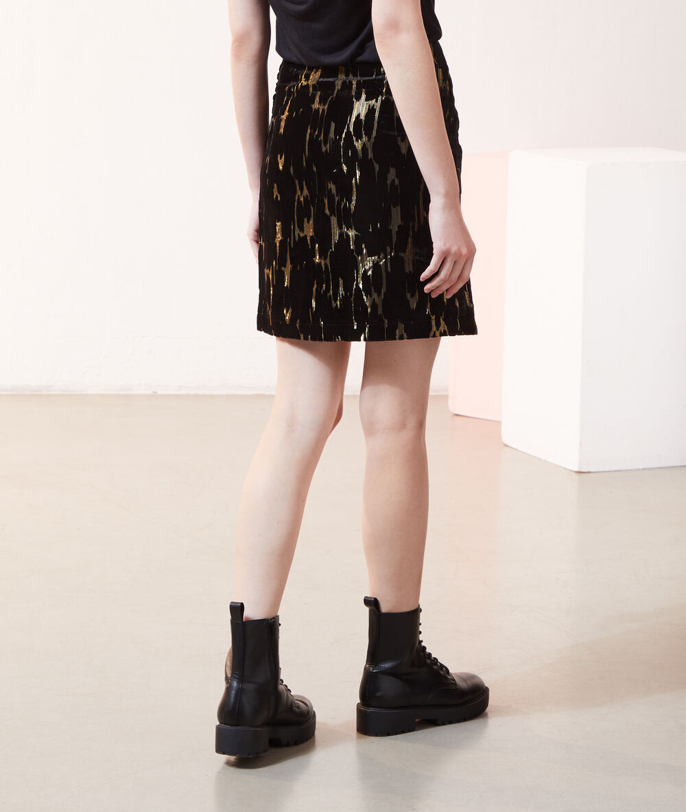 Jupe portefeuille courte en velours d&eacute;tails m&eacute;tallis&eacute;s noir.