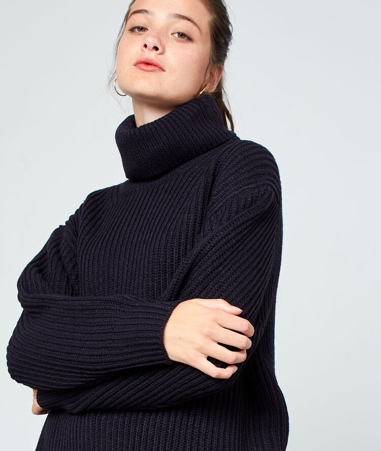 Turtleneck jumper in maxi knit navy.