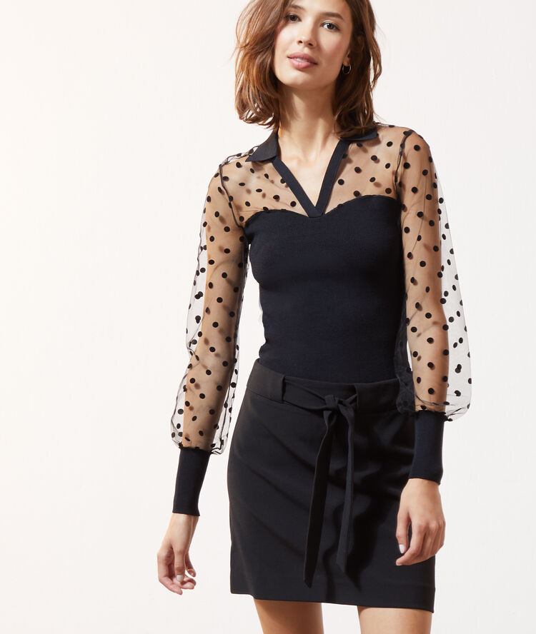 Top manches transparentes &agrave; pois noir.