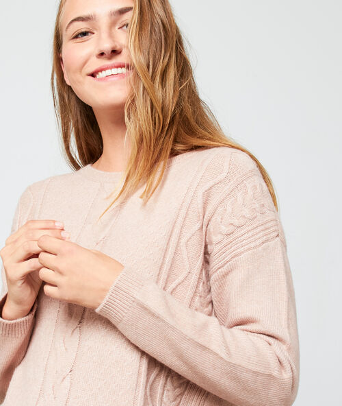 Robe pull en maille torsadée poudre.