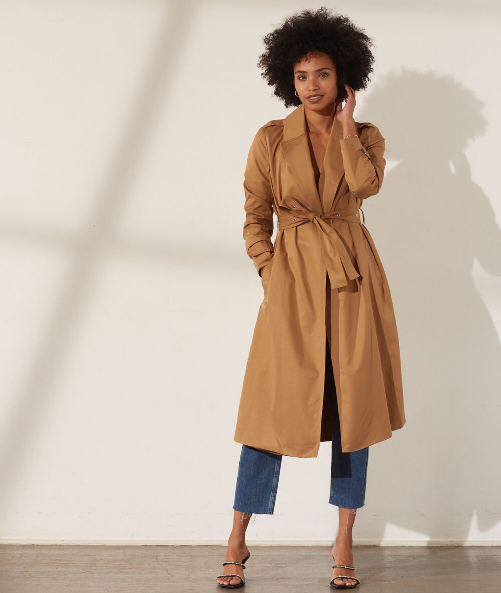Trench avec ceinture camel.