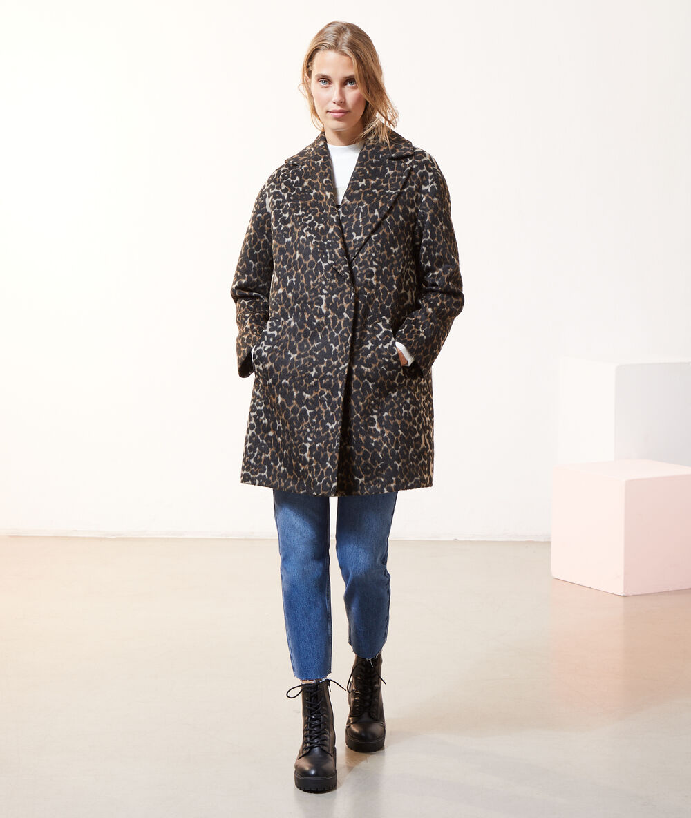 Straight-cut leopard coat  black.