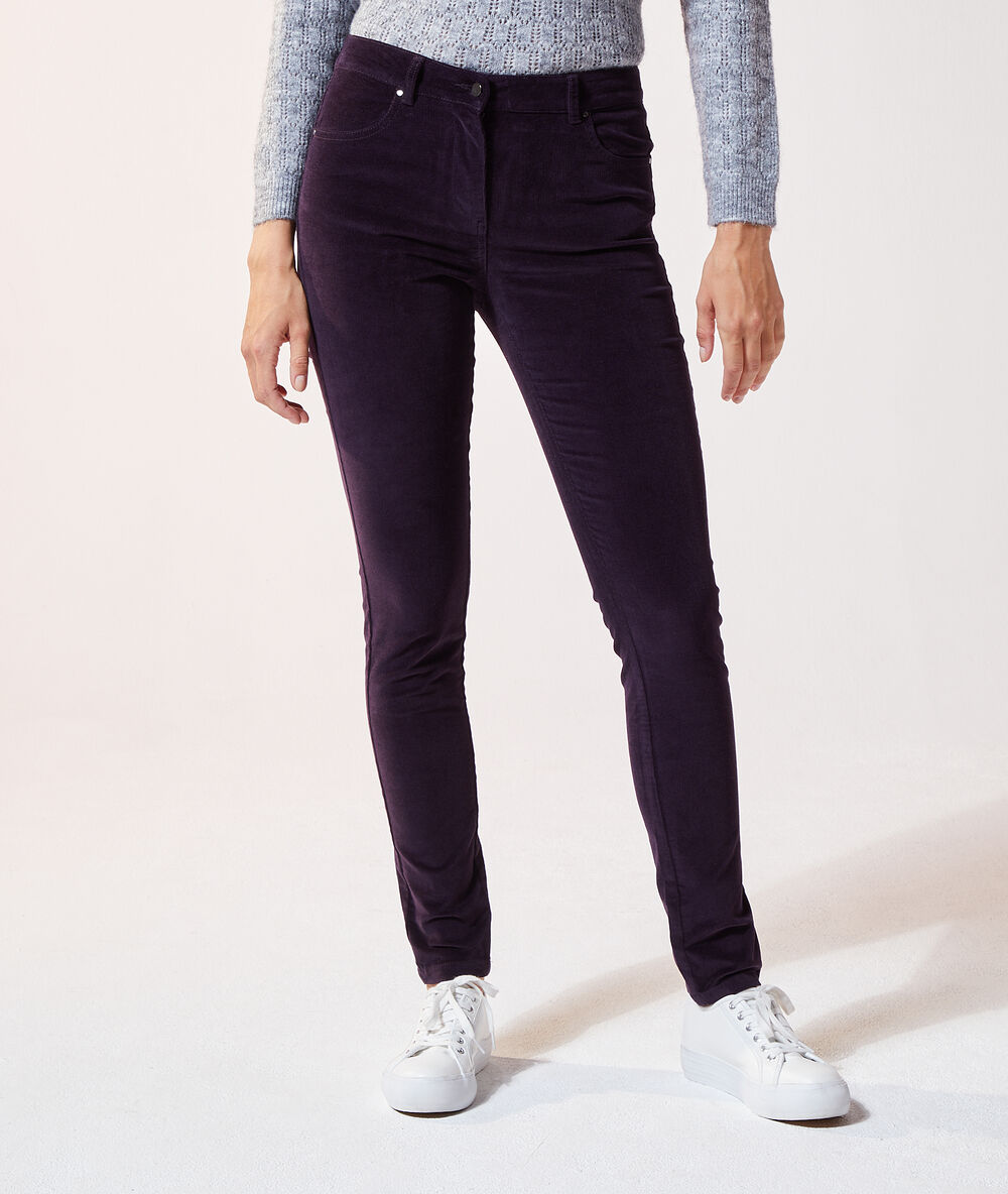 Pantalon en velours slim aubergine.